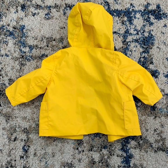 Gap rain coat size 0-6 months - Picture 2 of 2